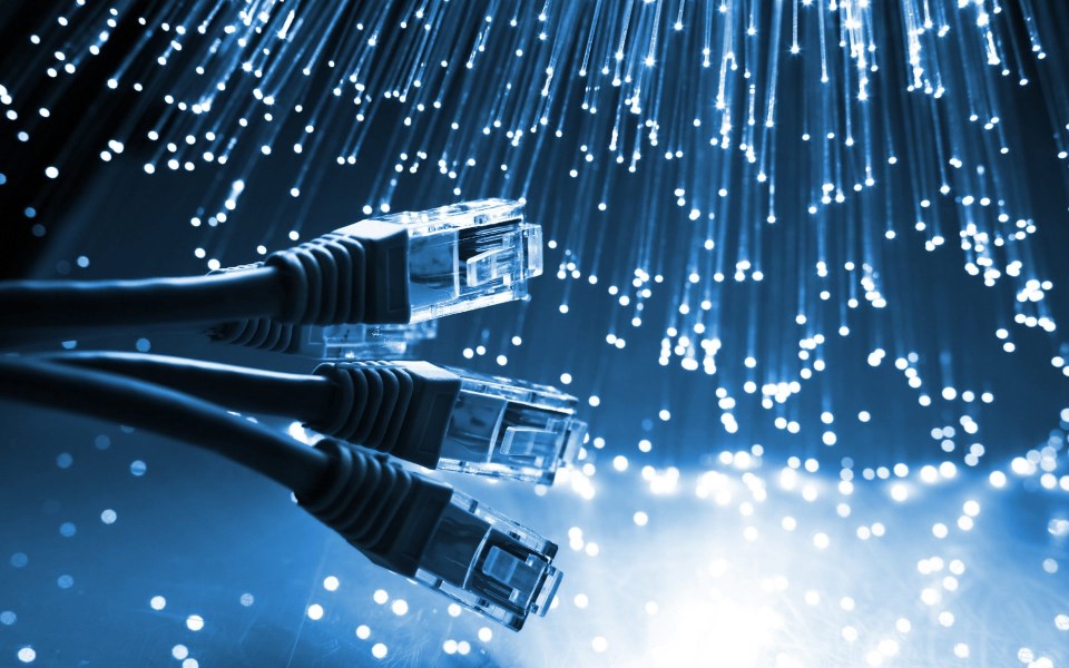 Fibra óptica y conectores de red utilizados en las instalaciones de BitNet